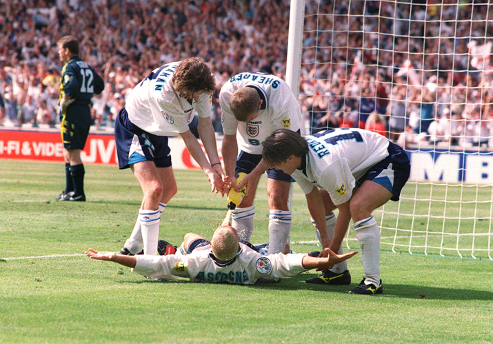 PAUL GASCOIGNE has the contents of the water bottle pored into his mouth by Alan Shearer as Steve McManaman and Jamie Redknapp join in his goal celebrations. EURO CHAMPIONSHIPS 1996, ENGLAND v SCOTLAND, 15/6/96. WEMBLEY CREDIT: COLORSPORT / ANDREW COWIE