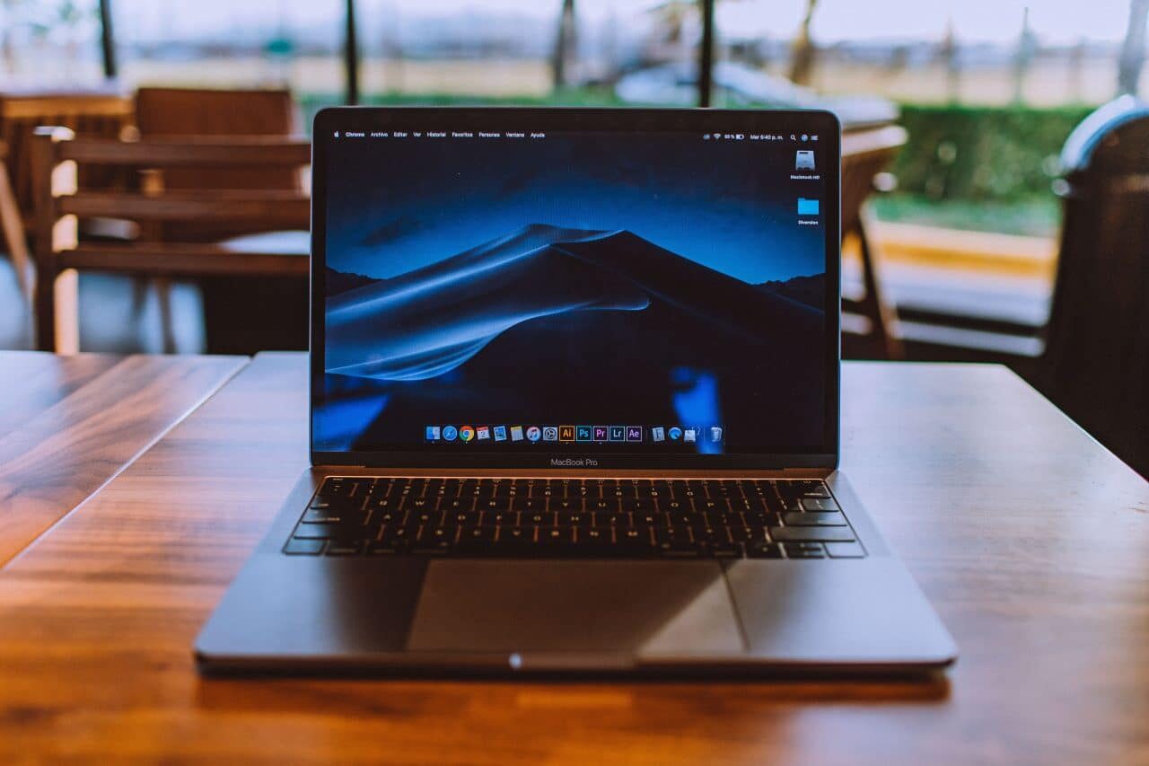The Gadget Man – Episode 150 – Should we use our Smartphones, Tablets and Laptops in Cafes?